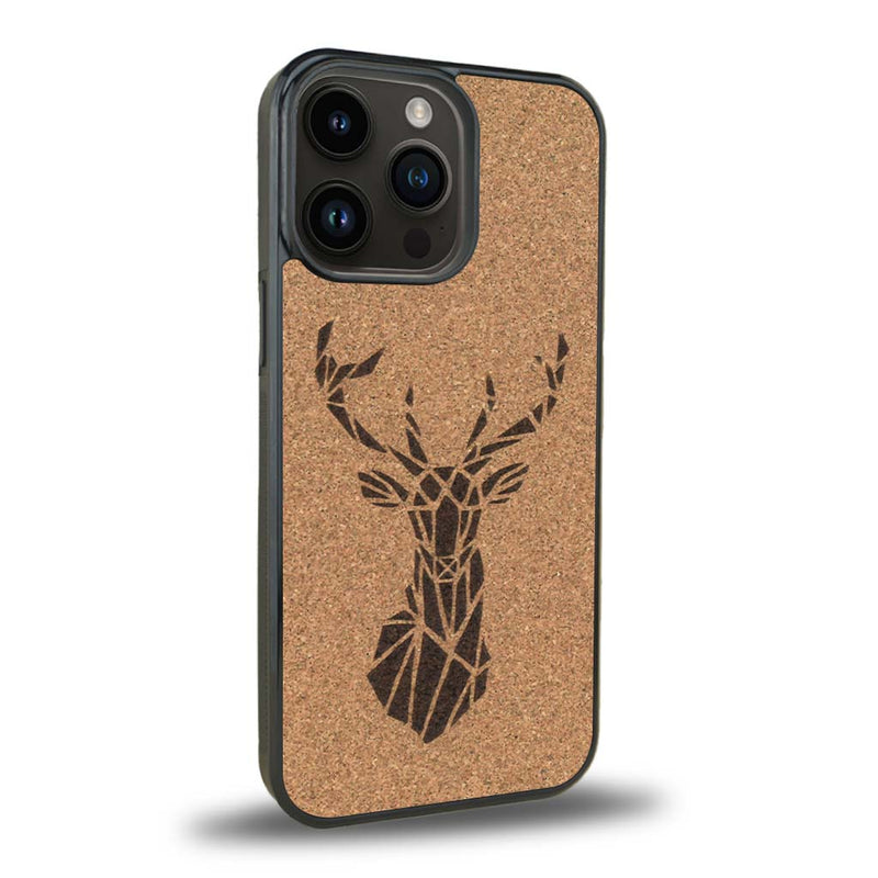 Coque de protection en bois véritable fabriquée en France pour iPhone 15 Pro Max sur le thème de la nature et des animaux représentant une tête de cerf gométrique avec un design moderne et minimaliste