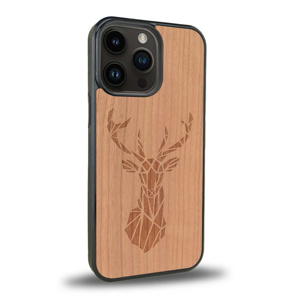 Coque de protection en bois véritable fabriquée en France pour iPhone 15 Pro Max sur le thème de la nature et des animaux représentant une tête de cerf gométrique avec un design moderne et minimaliste