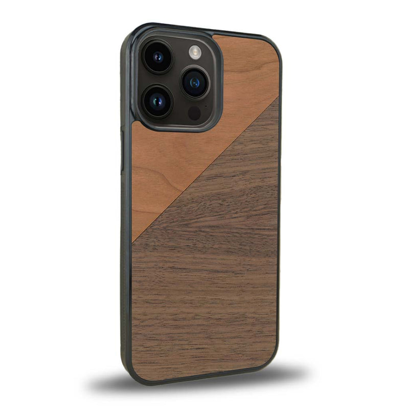 Coque de protection en bois véritable fabriquée en France pour iPhone 15 Pro Max alliant du merisier et du noyer formant chacun un triangle avec une jointure en diagonale sur le thème de l'art abstrait