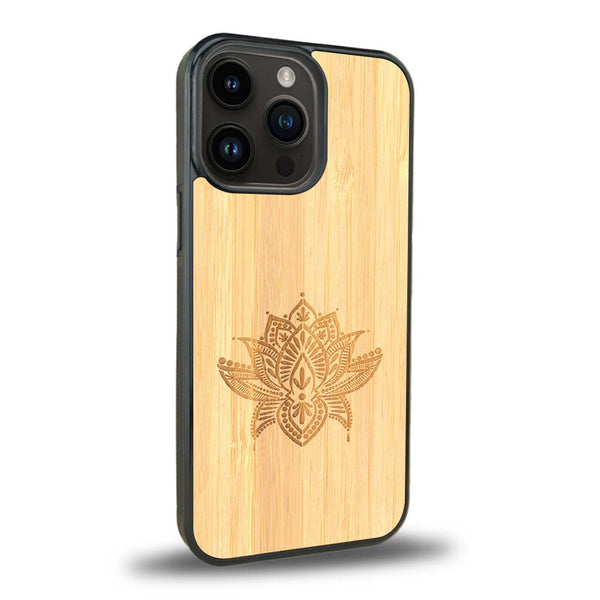 Coque de protection en bois véritable fabriquée en France pour iPhone 15 Pro Max sur le thème de la nature et du yoga avec une gravure zen représentant une fleur de lotus