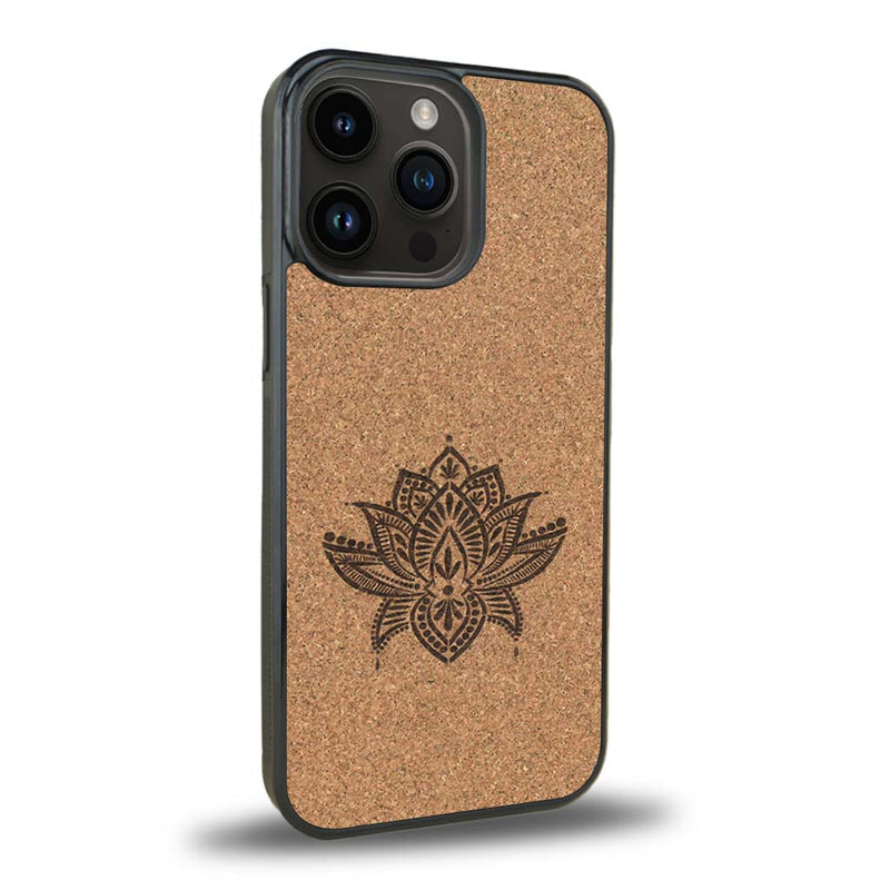 Coque de protection en bois véritable fabriquée en France pour iPhone 15 Pro Max sur le thème de la nature et du yoga avec une gravure zen représentant une fleur de lotus