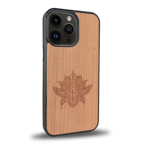 Coque de protection en bois véritable fabriquée en France pour iPhone 15 Pro Max sur le thème de la nature et du yoga avec une gravure zen représentant une fleur de lotus