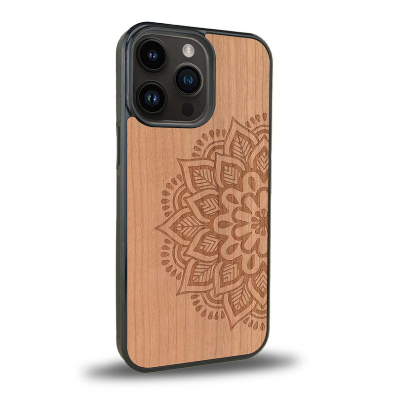 Coque de protection en bois véritable fabriquée en France pour iPhone 15 Pro Max sur le thème de la bohème et du tatouage au henné avec une gravure représentant un mandala