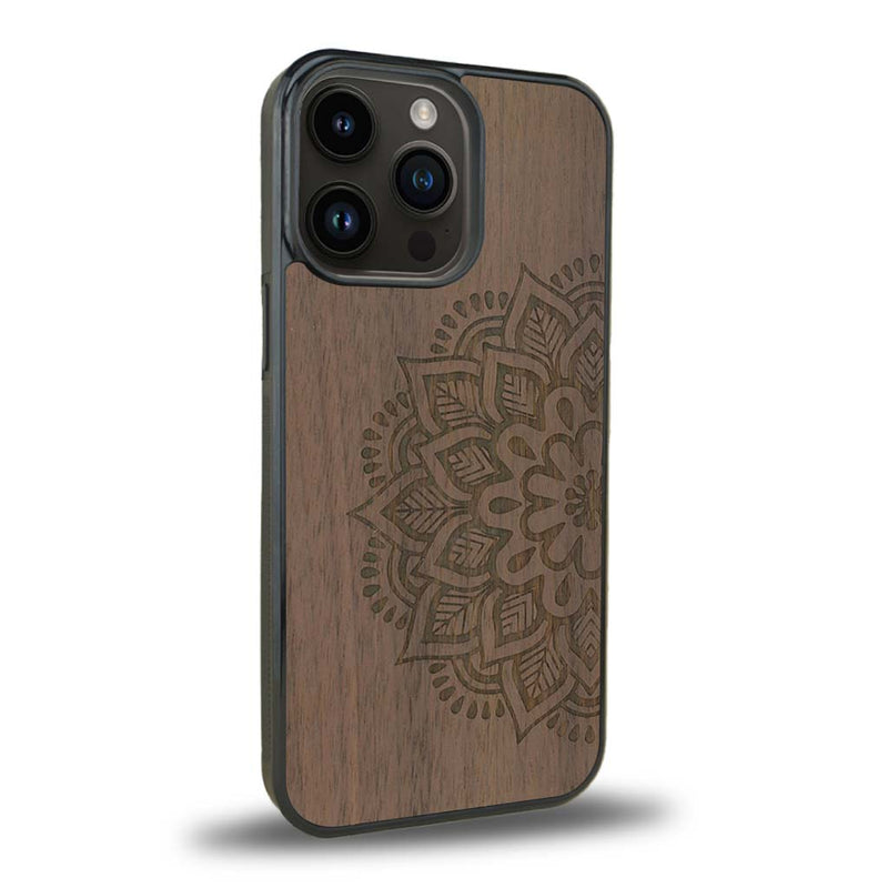 Coque de protection en bois véritable fabriquée en France pour iPhone 15 Pro Max sur le thème de la bohème et du tatouage au henné avec une gravure représentant un mandala