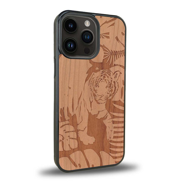 Coque de protection en bois véritable fabriquée en France pour iPhone 15 Pro Max sur le thème de la nature et des animaux représentant un tigre dans la jungle entre des fougères