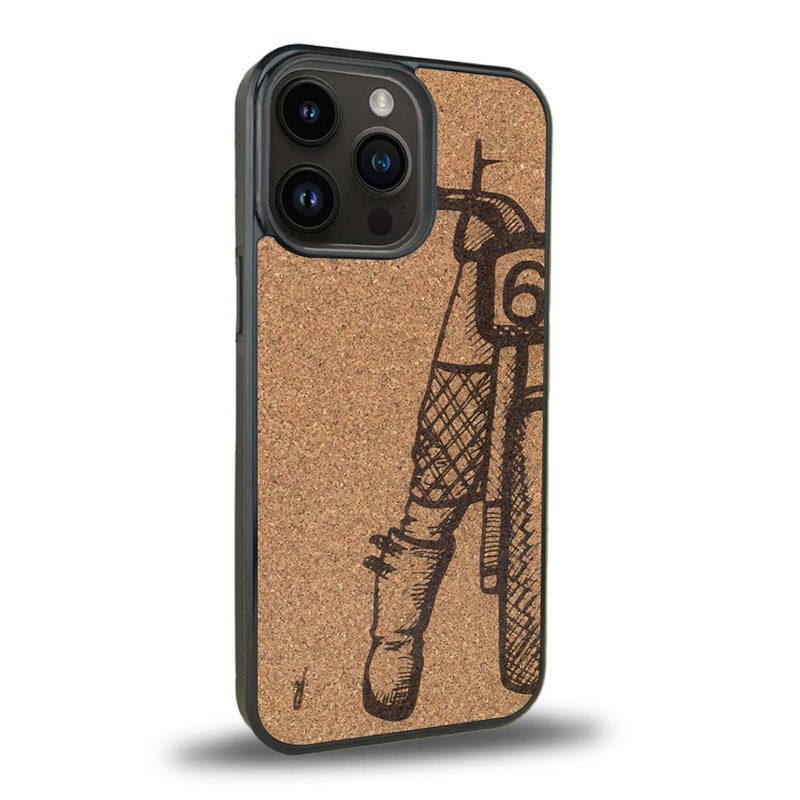 Coque de protection en bois véritable fabriquée en France pour iPhone 15 Pro Max représentant une vue de face d'une femme sur une moto vintage dessinée à la main par l'artiste Maud Dabs