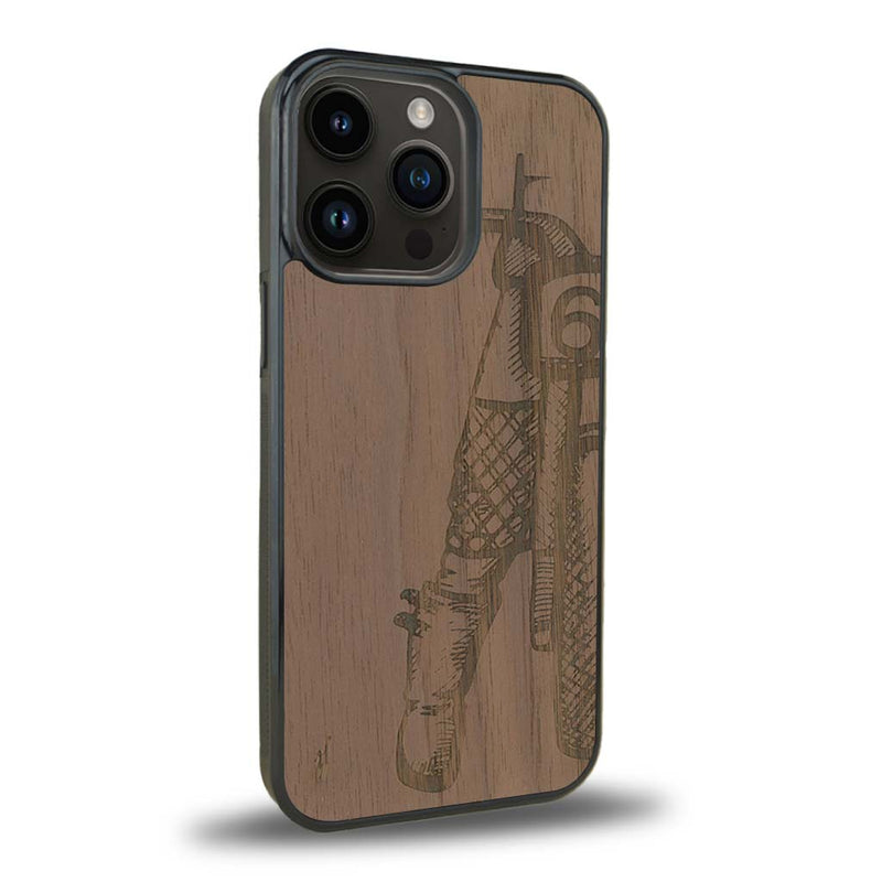 Coque de protection en bois véritable fabriquée en France pour iPhone 15 Pro Max représentant une vue de face d'une femme sur une moto vintage dessinée à la main par l'artiste Maud Dabs