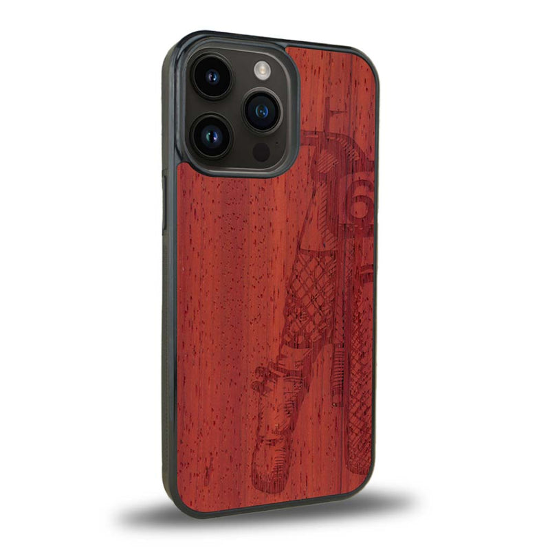 Coque de protection en bois véritable fabriquée en France pour iPhone 15 Pro Max représentant une vue de face d'une femme sur une moto vintage dessinée à la main par l'artiste Maud Dabs