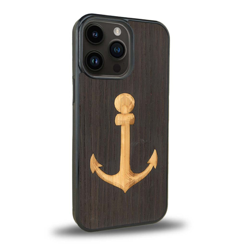 Coque de protection en bois véritable fabriquée en France pour iPhone 15 Pro + MagSafe® sur le thème nautique avec un bois clair et un bois foncé représentant une ancre de bateau