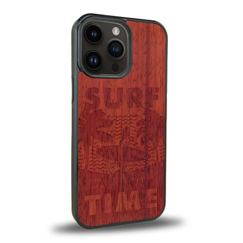 Coque de protection en bois véritable fabriquée en France pour iPhone 15 Pro sur le thème chill avec un motif représentant une silouhette tenant une planche de surf sur une plage entouré de palmiers et les mots "Surf Time Long Beach Miami"