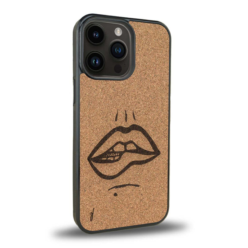 Coque de protection en bois véritable fabriquée en France pour iPhone 15 Pro représentant de manière minimaliste une bouche de féminine se mordant le coin de la lèvre de manière sensuelle dessinée à la main par l'artiste Maud Dabs