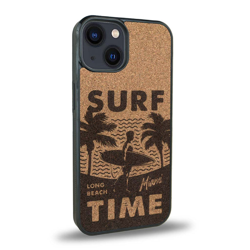 Coque de protection en bois véritable fabriquée en France pour iPhone 15 sur le thème chill avec un motif représentant une silouhette tenant une planche de surf sur une plage entouré de palmiers et les mots "Surf Time Long Beach Miami"