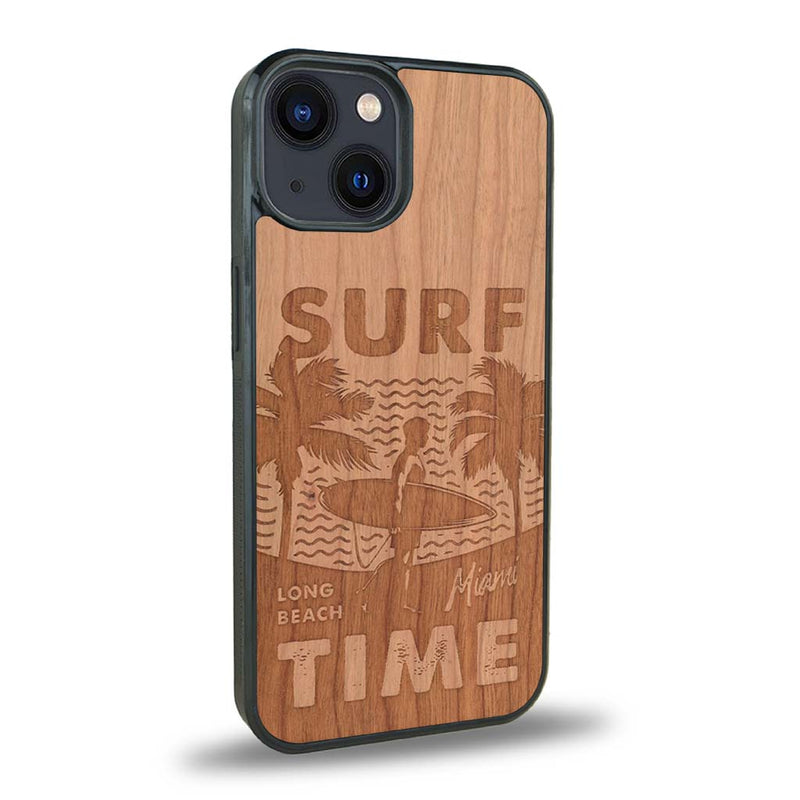 Coque de protection en bois véritable fabriquée en France pour iPhone 15 sur le thème chill avec un motif représentant une silouhette tenant une planche de surf sur une plage entouré de palmiers et les mots "Surf Time Long Beach Miami"