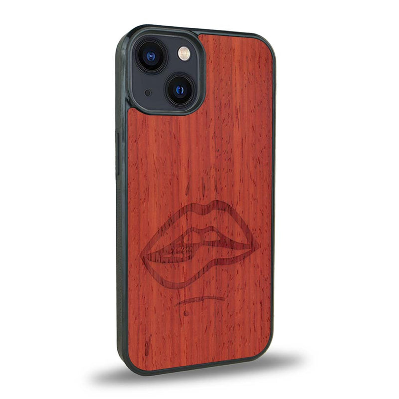 Coque de protection en bois véritable fabriquée en France pour iPhone 15 représentant de manière minimaliste une bouche de féminine se mordant le coin de la lèvre de manière sensuelle dessinée à la main par l'artiste Maud Dabs