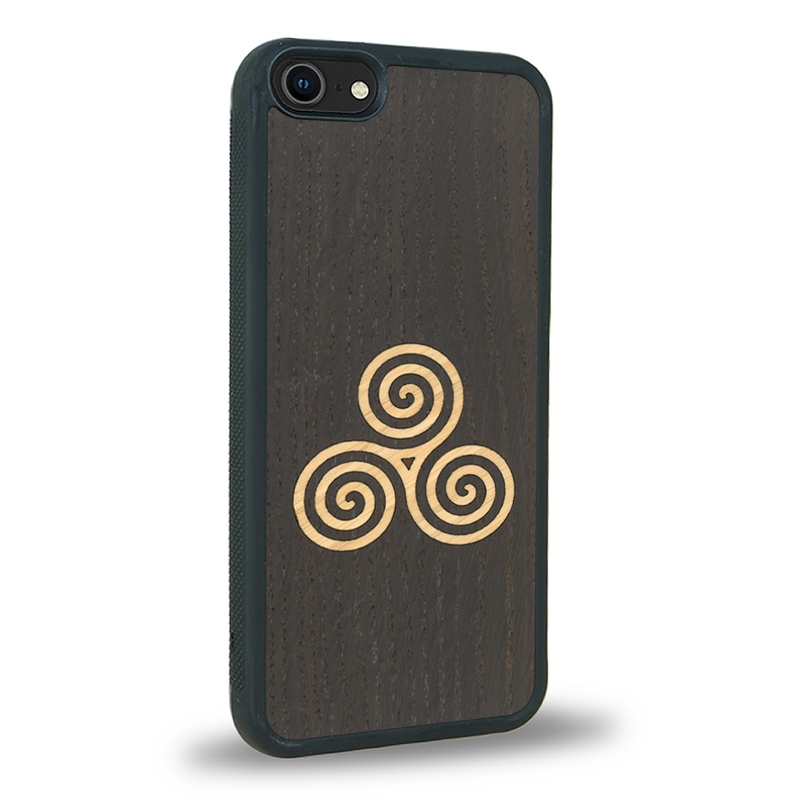 Coque de protection en bois véritable fabriquée en France pour iPhone 5 / 5s alliant du chêne fumé et du bambou et doré représentant un triskell