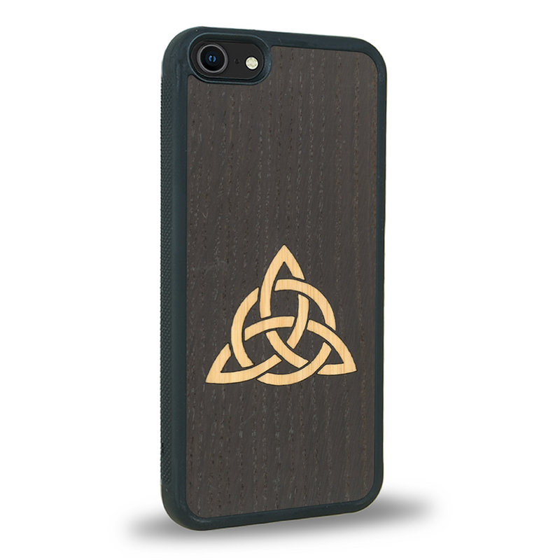 Coque de protection en bois véritable fabriquée en France pour iPhone 6 / 6s alliant du chêne fumé et du bambou représentant une triquetra