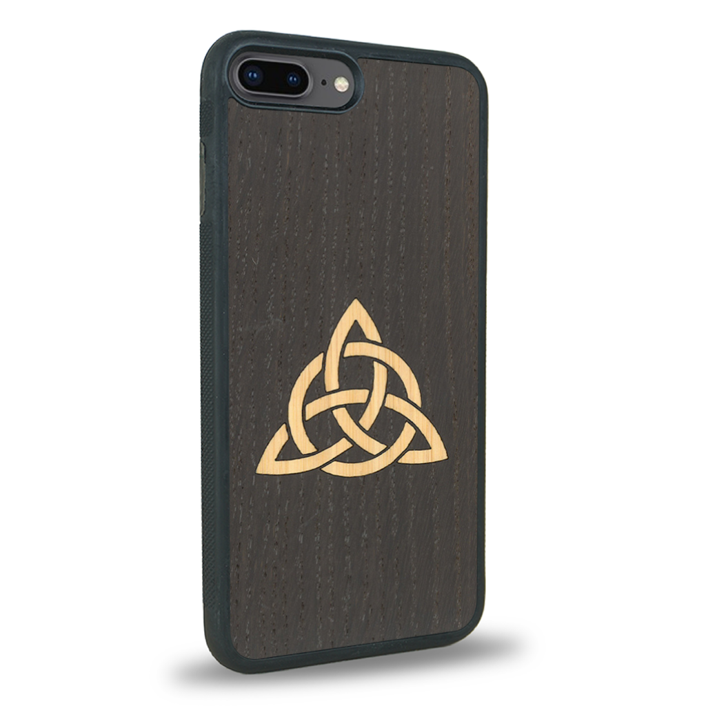 Coque de protection en bois véritable fabriquée en France pour iPhone 7 Plus / 8 Plus alliant du chêne fumé et du bambou représentant une triquetra