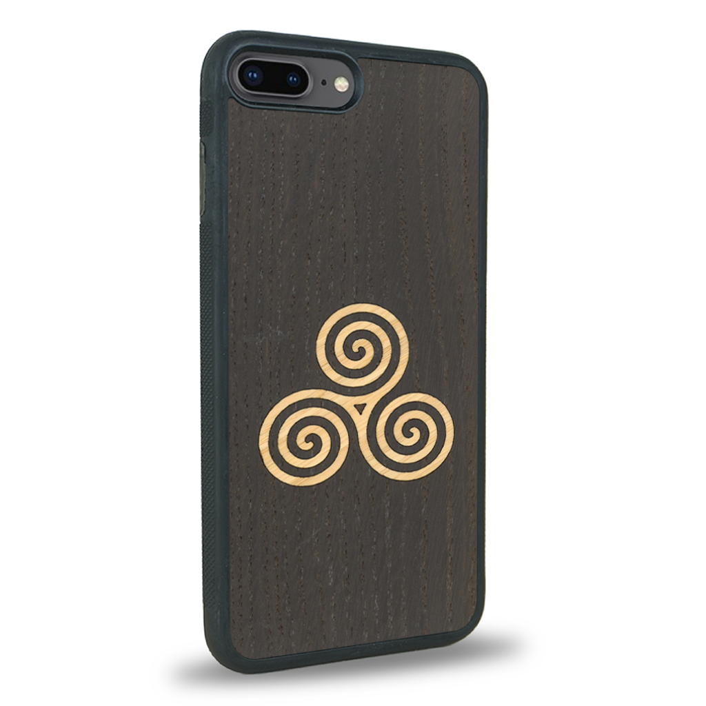 Coque de protection en bois véritable fabriquée en France pour iPhone 7 Plus / 8 Plus alliant du chêne fumé et du bambou et doré représentant un triskell