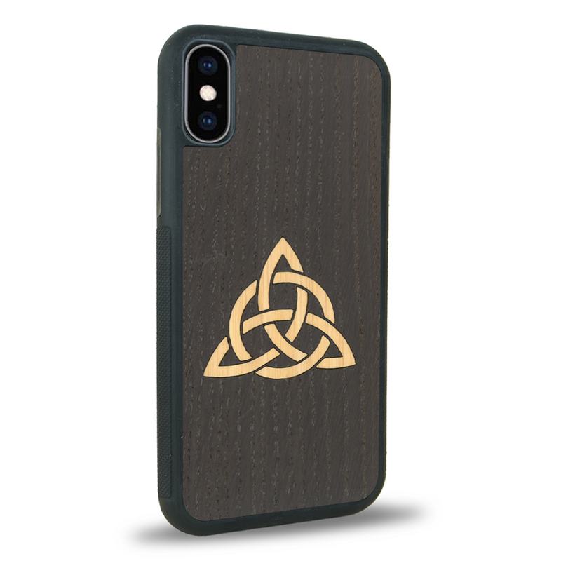 Coque de protection en bois véritable fabriquée en France pour iPhone X alliant du chêne fumé et du bambou représentant une triquetra