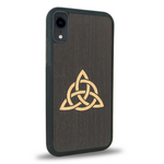 Coque de protection en bois véritable fabriquée en France pour iPhone XR alliant du chêne fumé et du bambou représentant une triquetra
