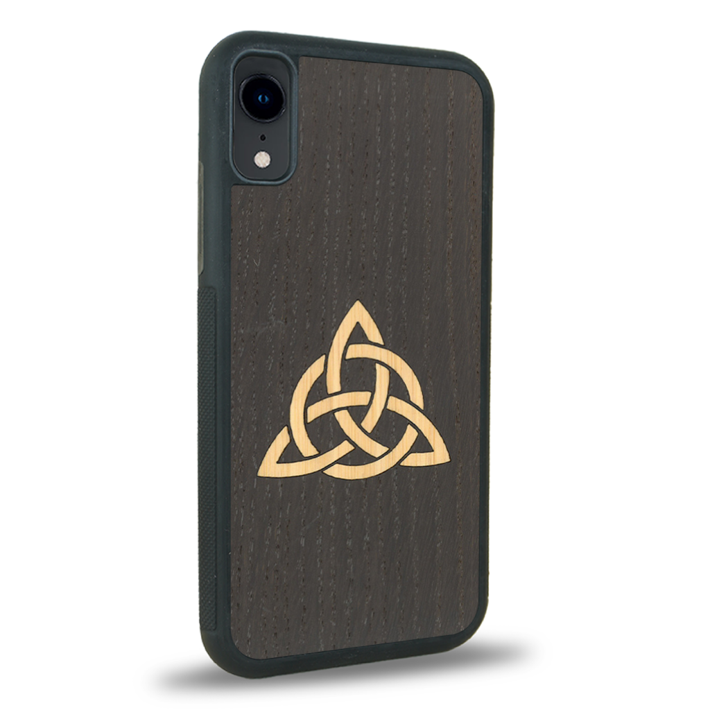 Coque de protection en bois véritable fabriquée en France pour iPhone XR alliant du chêne fumé et du bambou représentant une triquetra