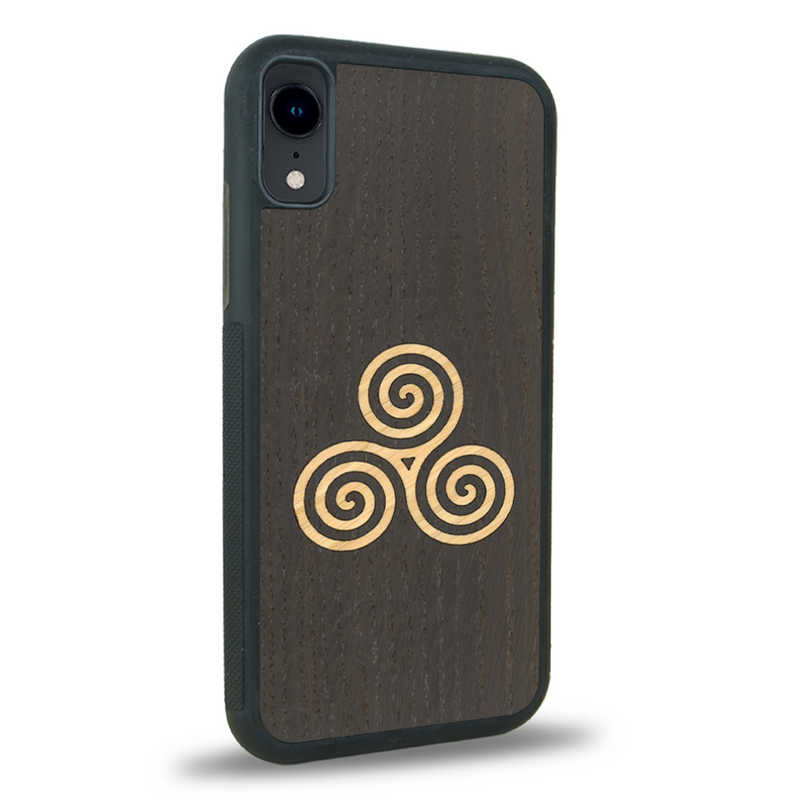 Coque de protection en bois véritable fabriquée en France pour iPhone XR alliant du chêne fumé et du bambou et doré représentant un triskell