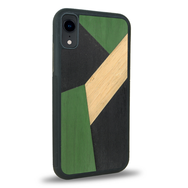 Coque de protection en bois véritable fabriquée en France pour iPhone XR alliant du bambou, du tulipier vert et noir en forme de mosaïque minimaliste sur le thème de l'art abstrait