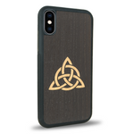 Coque de protection en bois véritable fabriquée en France pour iPhone XS alliant du chêne fumé et du bambou représentant une triquetra