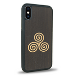 Coque de protection en bois véritable fabriquée en France pour iPhone XS alliant du chêne fumé et du bambou et doré représentant un triskell