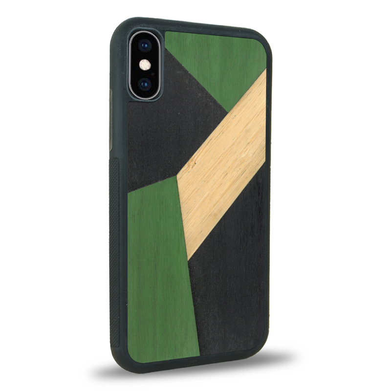 Coque de protection en bois véritable fabriquée en France pour iPhone XS alliant du bambou, du tulipier vert et noir en forme de mosaïque minimaliste sur le thème de l'art abstrait