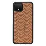 Coque de protection en bois véritable fabriquée en France pour Google Pixel 4 baptisée "La Sinjak" avec un motif de gravure abstrait représentant la répétition d'un symbole wifi