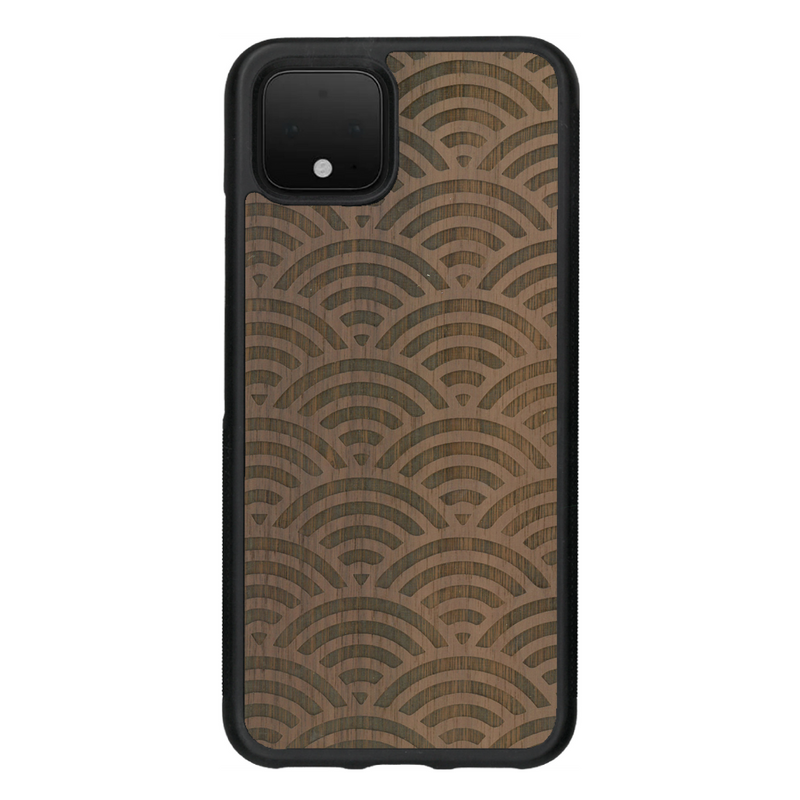 Coque de protection en bois véritable fabriquée en France pour Google Pixel 4 baptisée "La Sinjak" avec un motif de gravure abstrait représentant la répétition d'un symbole wifi