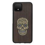 Coque de protection en bois véritable fabriquée en France pour Google Pixel 4 alliant du chêne fumé avec du métal argenté et doré représentant une tête de mort mexicaine sur le thème Dia de los Muertos