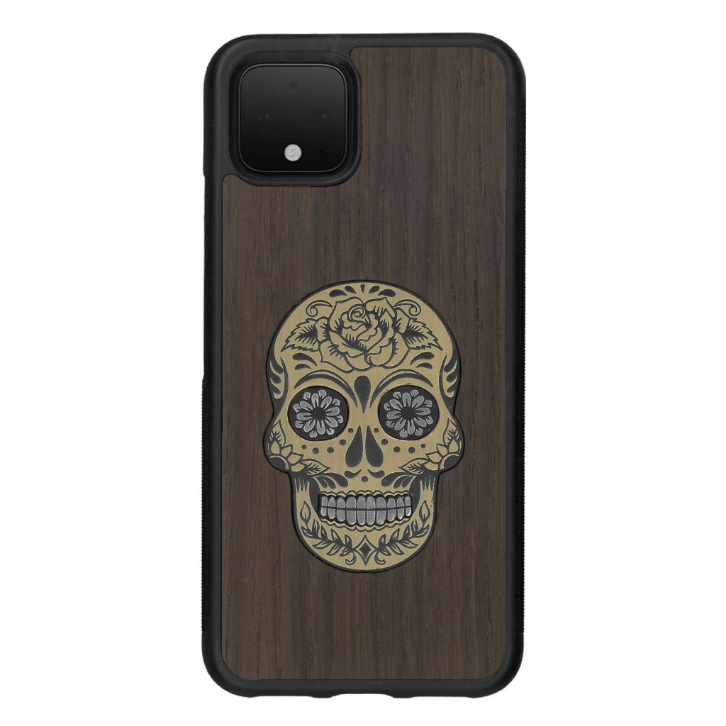Coque de protection en bois véritable fabriquée en France pour Google Pixel 4 alliant du chêne fumé avec du métal argenté et doré représentant une tête de mort mexicaine sur le thème Dia de los Muertos