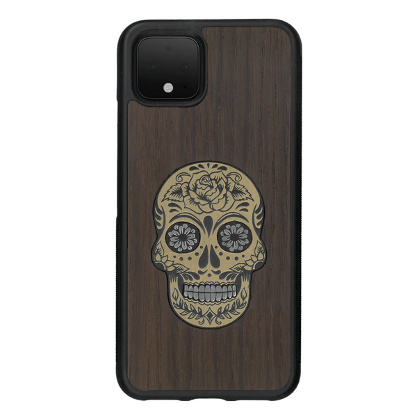 Coque de protection en bois véritable fabriquée en France pour Google Pixel 4 alliant du chêne fumé avec du métal argenté et doré représentant une tête de mort mexicaine sur le thème Dia de los Muertos