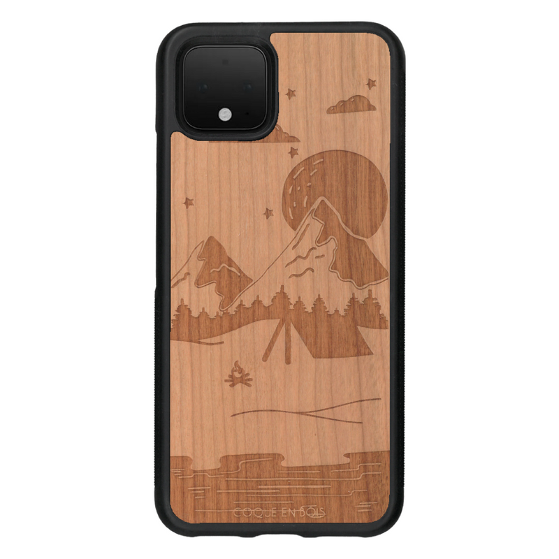 Coque de protection en bois véritable fabriquée en France pour Google Pixel 4 sur le thème du camping en pleine nature représentant une tente avec un feu de camp entouré de montagnes