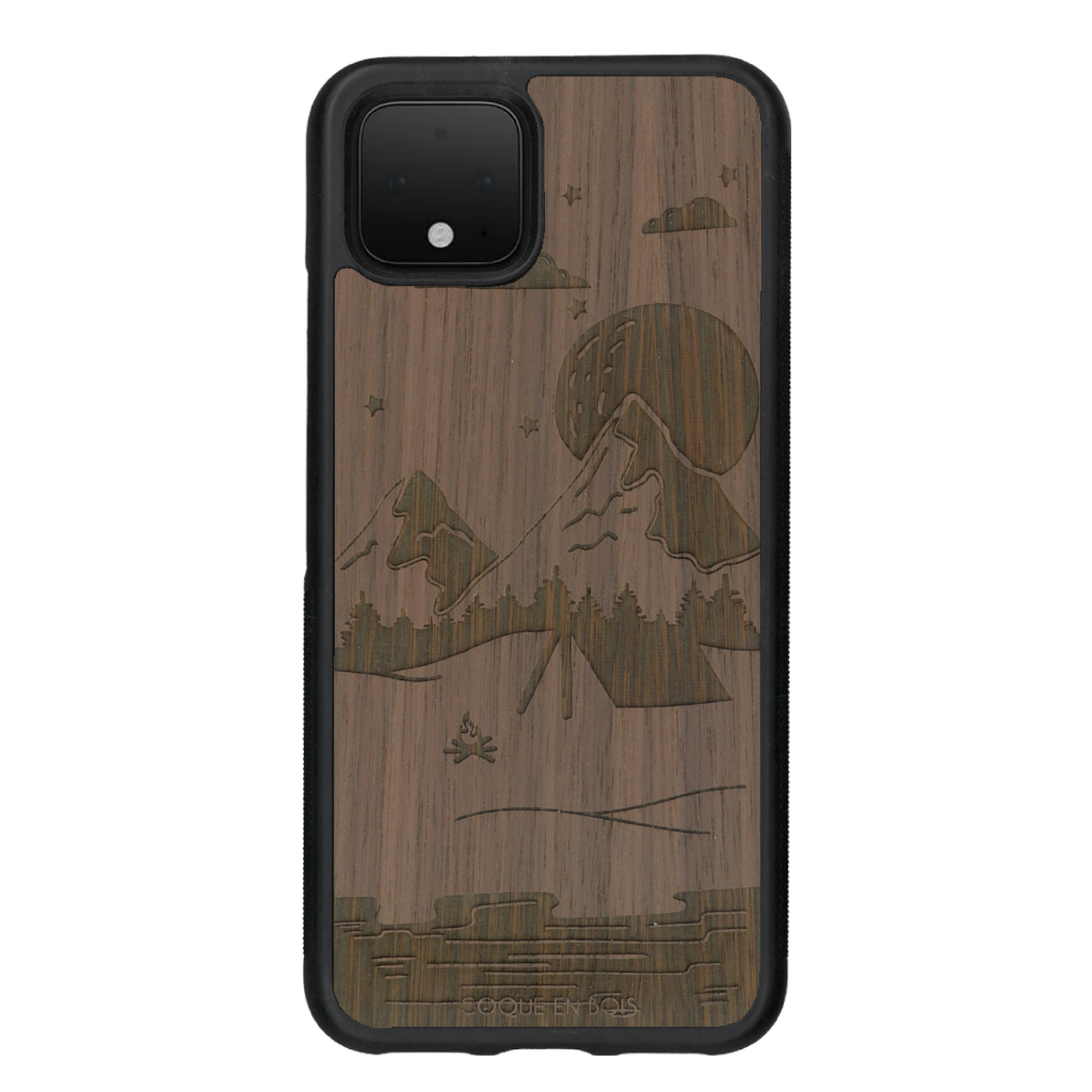 Coque de protection en bois véritable fabriquée en France pour Google Pixel 4 sur le thème du camping en pleine nature représentant une tente avec un feu de camp entouré de montagnes