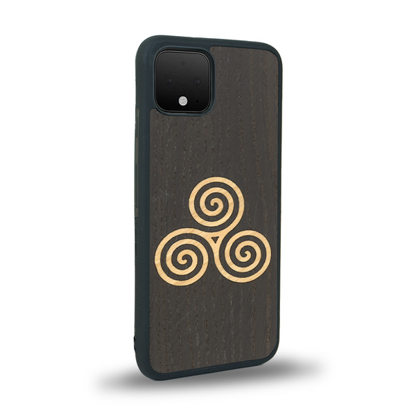 Coque de protection en bois véritable fabriquée en France pour Google Pixel 4 alliant du chêne fumé et du bambou et doré représentant un triskell