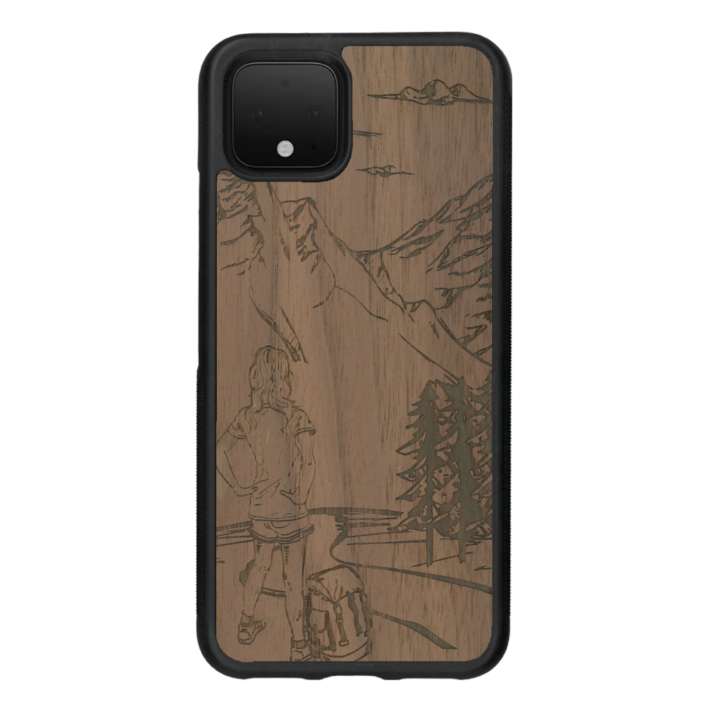 Coque de protection en bois véritable fabriquée en France pour Google Pixel 4 sur le thème de la randonnée en montagne et de l'aventure avec une gravure représentant une femme de dos face à un paysage de nature