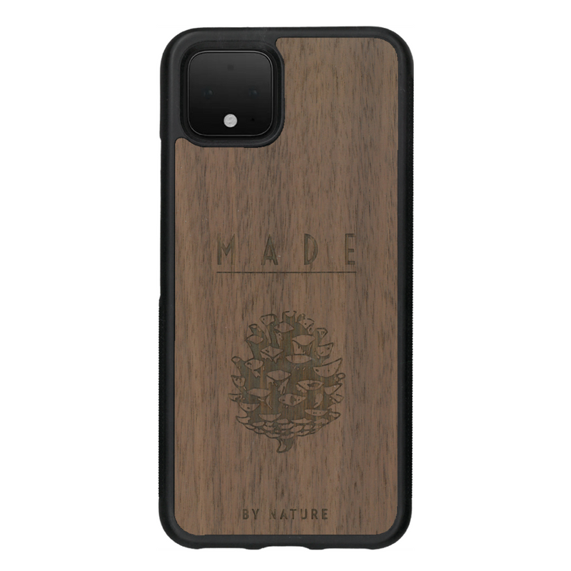 Coque de protection en bois véritable fabriquée en France pour Google Pixel 4 sur le thème de la nature et des arbres avec une gravure représentant une pomme de pin et la phrase "made by nature"