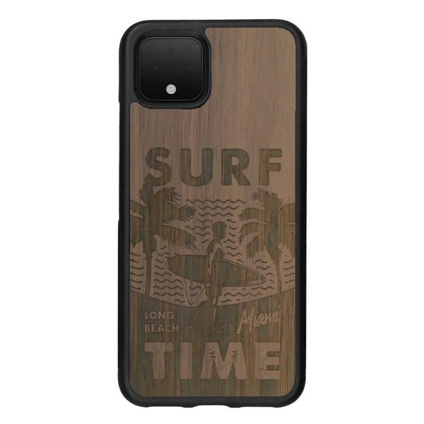 Coque de protection en bois véritable fabriquée en France pour Google Pixel 4 sur le thème chill avec un motif représentant une silouhette tenant une planche de surf sur une plage entouré de palmiers et les mots "Surf Time Long Beach Miami"