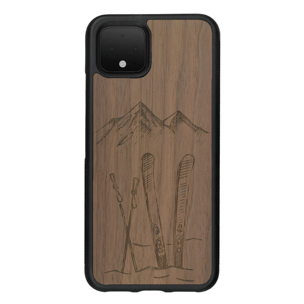 Coque de protection en bois véritable fabriquée en France pour Google Pixel 4 sur le thème de la montagne, du ski et de la neige avec un motif représentant une paire de ski plantée dans la neige avec en fond des montagnes enneigées