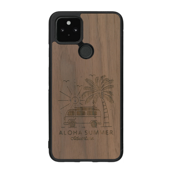 Coque de protection en bois véritable fabriquée en France pour Google Pixel 4a 5g sur le thème de la plage, de l'été et vanlife.