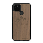 Coque de protection en bois véritable fabriquée en France pour Google Pixel 4a 5g représentant des montagnes, sur le thème de la randonnée en pleine nature et du trail