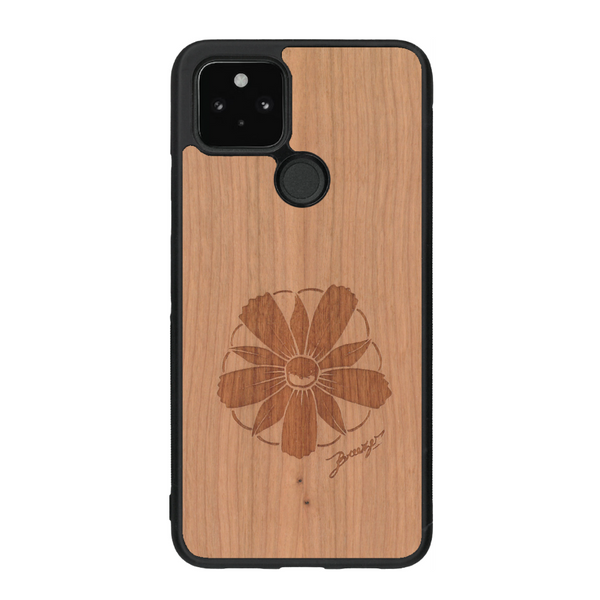 Coque de protection en bois véritable fabriquée en France pour Google Pixel 4a 5g sur le thème des fleurs et de la montagne avec un motif de gravure représentant les pétales d'une fleur des montagnes