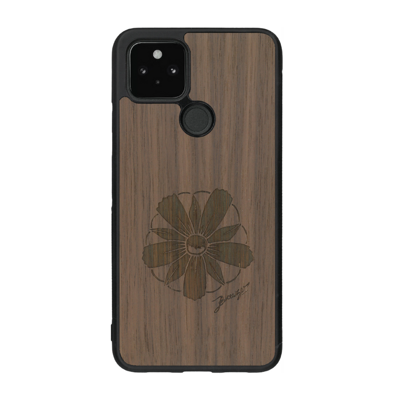 Coque de protection en bois véritable fabriquée en France pour Google Pixel 4a 5g sur le thème des fleurs et de la montagne avec un motif de gravure représentant les pétales d'une fleur des montagnes