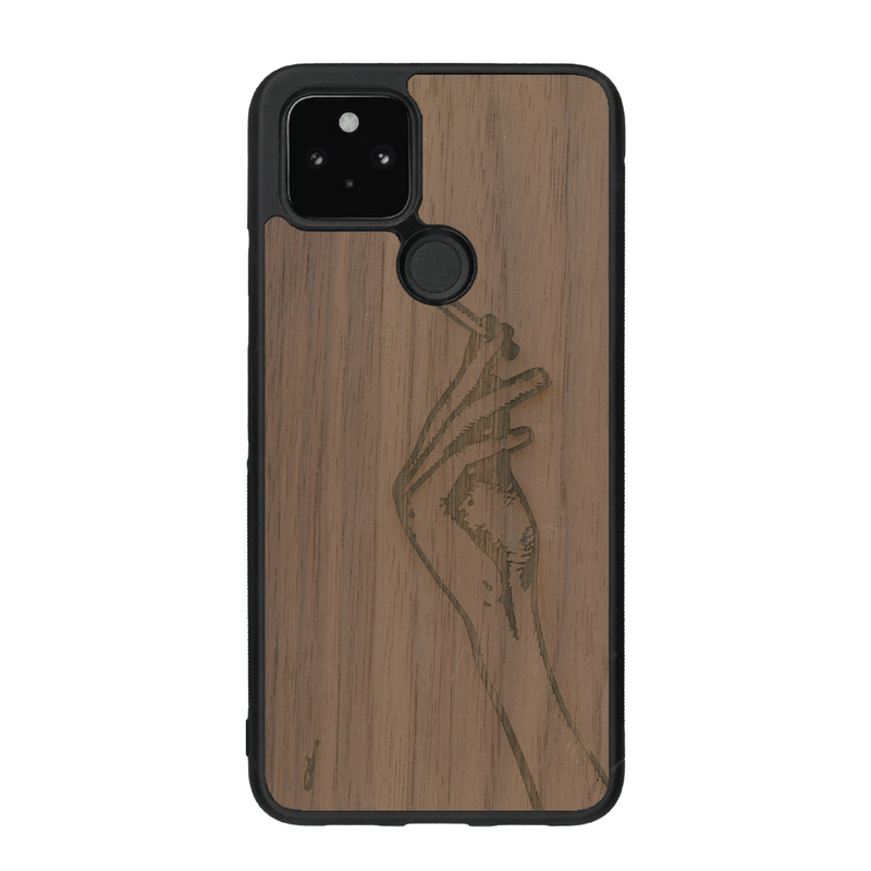 Coque de protection en bois véritable fabriquée en France pour Google Pixel 4a 5g représentant une main de femme tenant une cigarette de type line art en collaboration avec l'artiste Maud Dabs