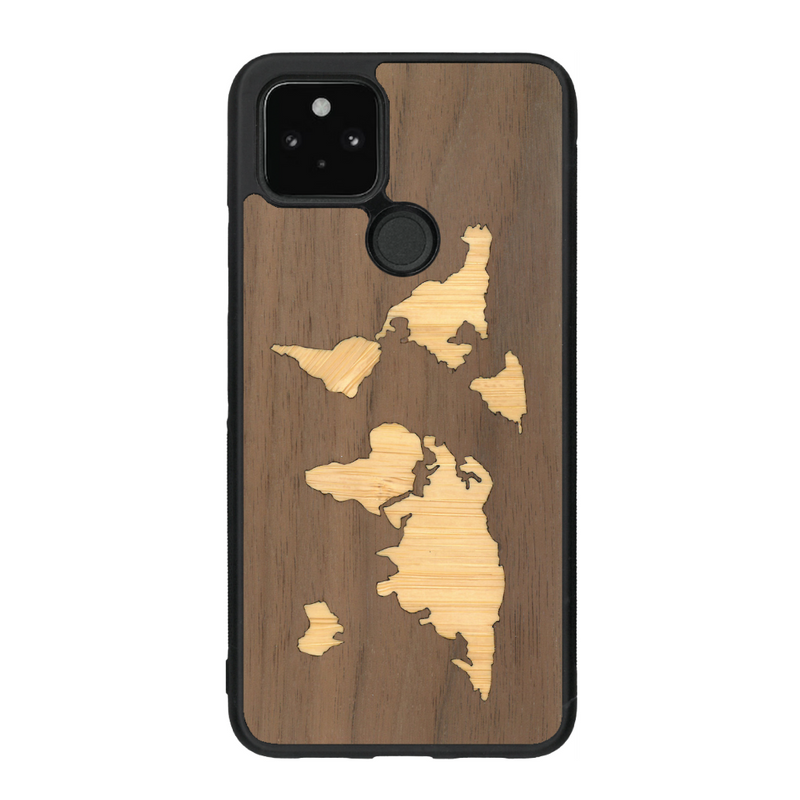 Coque de protection en bois véritable fabriquée en France pour Google Pixel 4a 5g alliant du bambou et du noyer sur le thème du voyage et de l'aventure représentant une mappemonde