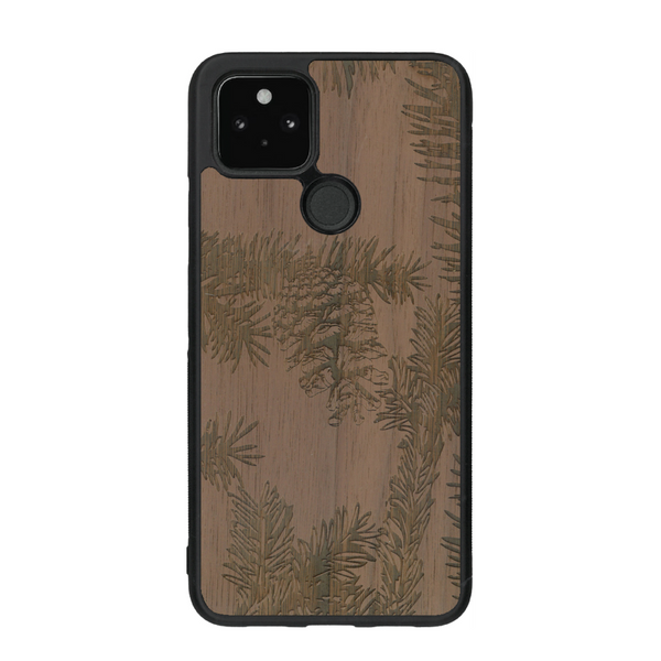 Coque de protection en bois véritable fabriquée en France pour Google Pixel 4a 5g sur le thème de la nature des arbres avec un motif de gravure représentant des épines de sapin et des pommes de pin