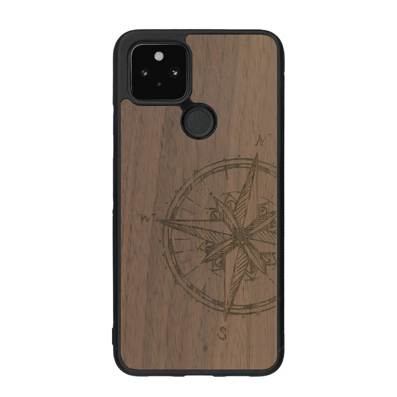 Coque de protection en bois véritable fabriquée en France pour Google Pixel 4a 5g avec une gravure "rose des vents" sur le thème nautique et de l'océan qui s'inspire des boussoles de pirate